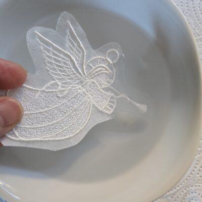 ab ins Wasser für den Engel aus Spitze maschinengestickt in der Free standing lace Technik