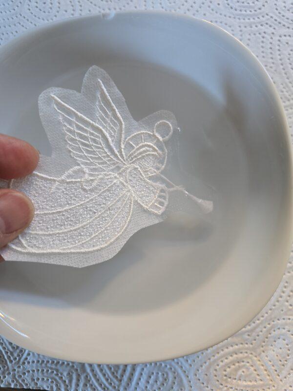 ab ins Wasser für den Engel aus Spitze maschinengestickt in der Free standing lace Technik