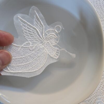 ab ins Wasser für den Engel aus Spitze maschinengestickt in der Free standing lace Technik