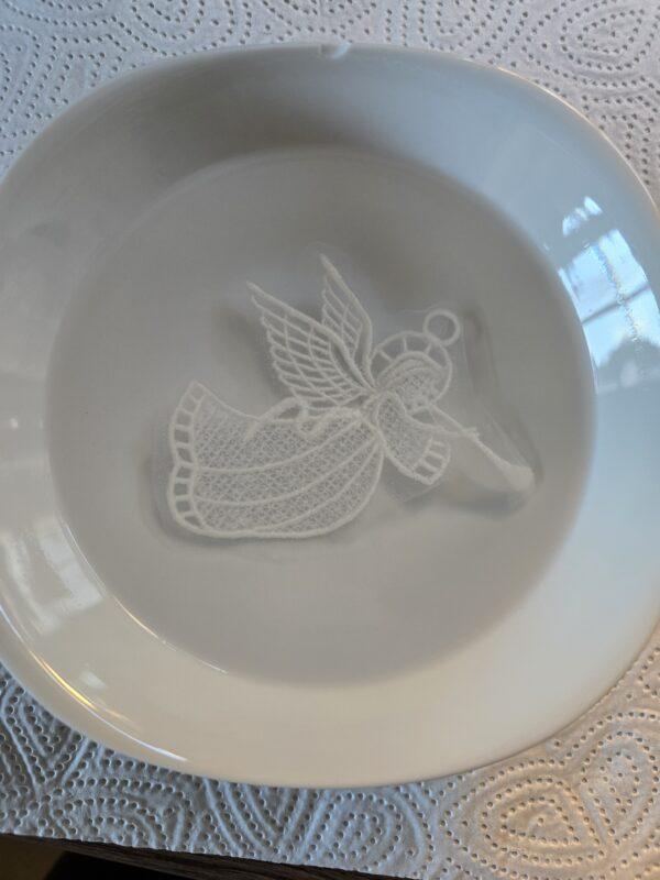 Einweichen des Engels aus Spitze maschinengestickt in der Free standing lace Technik