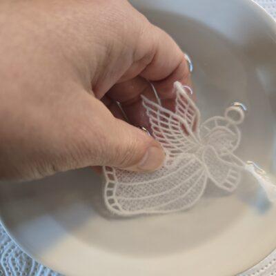 Badezeit für Engel aus Spitze maschinengestickt in der Free standing lace Technik