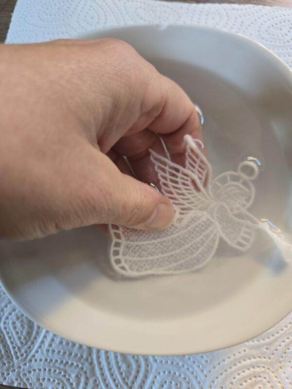 Badezeit für Engel aus Spitze maschinengestickt in der Free standing lace Technik