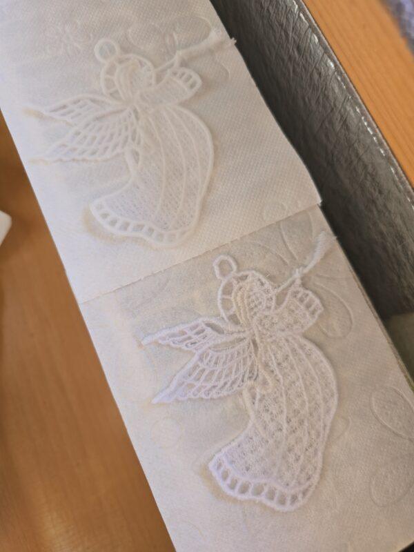 Trocknen des Engels aus Spitze maschinengestickt in der Free standing lace Technik