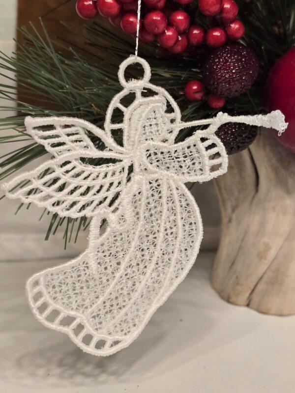 fertig gestickter Engel aus Spitze maschinengestickt in der Free standing lace Technik