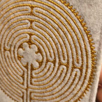 Sonderanfertigung einer besonderen Gotteslobhülle mit dem Labyrinth von Chartres