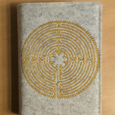 Sonderanfertigung einer besonderen Gotteslobhülle mit dem Labyrinth von Chartres