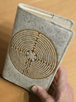 Gotteslobhülle aus Filz bestickt mit goldenem Labyrinth