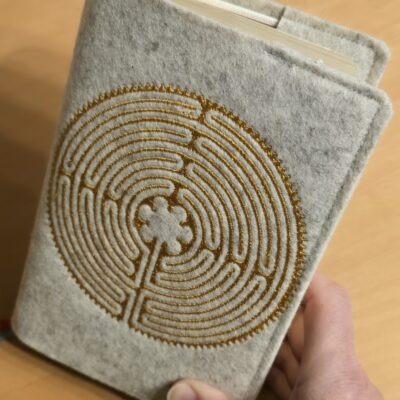 Gotteslobhülle aus Filz bestickt mit goldenem Labyrinth