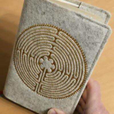 Sonderanfertigung einer besonderen Gotteslobhülle mit dem Labyrinth von Chartres