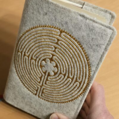 Sonderanfertigung einer besonderen Gotteslobhülle mit dem Labyrinth von Chartres