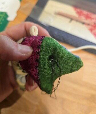 So nähe ich das Glücksschweinchen FIPSY. Er ist aus Patchworkstoffen bunt genäht und ist ein goldiger kleiner Glücksbringer zu Neujahr, zum Geburtstag und zu anderen Anlässen