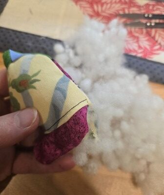 So nähe ich das Glücksschweinchen FIPSY. Er ist aus Patchworkstoffen bunt genäht und ist ein goldiger kleiner Glücksbringer zu Neujahr, zum Geburtstag und zu anderen Anlässen