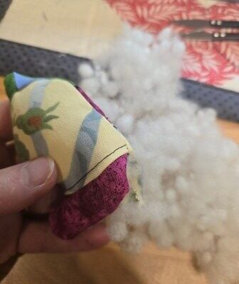 So nähe ich das Glücksschweinchen FIPSY. Er ist aus Patchworkstoffen bunt genäht und ist ein goldiger kleiner Glücksbringer zu Neujahr, zum Geburtstag und zu anderen Anlässen