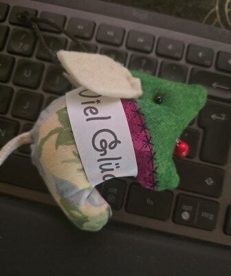 Fertig ist FIPSY, das Glücksschweinchen FIPSY. Er ist aus Patchworkstoffen bunt genäht und ist ein goldiger kleiner Glücksbringer zu Neujahr, zum Geburtstag und zu anderen Anlässen