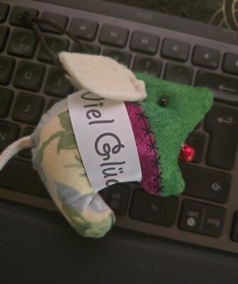 Fertig ist FIPSY, das Glücksschweinchen FIPSY. Er ist aus Patchworkstoffen bunt genäht und ist ein goldiger kleiner Glücksbringer zu Neujahr, zum Geburtstag und zu anderen Anlässen