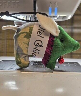 Glücksschweinchen FIPSY ist aus Patchworkstoffen bunt genäht und ist ein goldiger kleiner Glücksbringer zu Neujahr, zum Geburtstag und zu anderen Anlässen