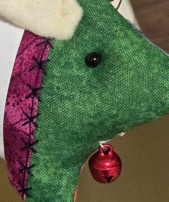 FIPSY, das Glücksschweinchen hat sogar eine kleine Glocke.