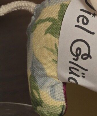 FIPSY, das Glücksschweinchen ist aus Baumwollstoffen genäht, gestopft, hat ein Schwänzchen und Ziernähte