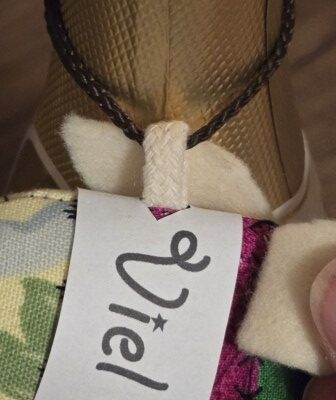 FIPSY, das Glücksschweinchen ist aus Baumwollstoffen genäht, gestopft, hat ein Schwänzchen und Ziernähte