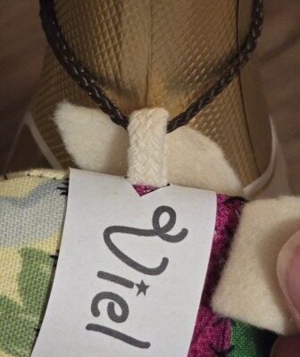 FIPSY, das Glücksschweinchen ist aus Baumwollstoffen genäht, gestopft, hat ein Schwänzchen und Ziernähte