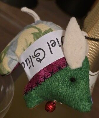 Fertig ist FIPSY, das Glücksschweinchen FIPSY. Er ist aus Patchworkstoffen bunt genäht und ist ein goldiger kleiner Glücksbringer zu Neujahr, zum Geburtstag und zu anderen Anlässen