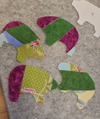 So nähe ich das Glücksschweinchen FIPSY. Er ist aus Patchworkstoffen bunt genäht und ist ein goldiger kleiner Glücksbringer zu Neujahr, zum Geburtstag und zu anderen Anlässen