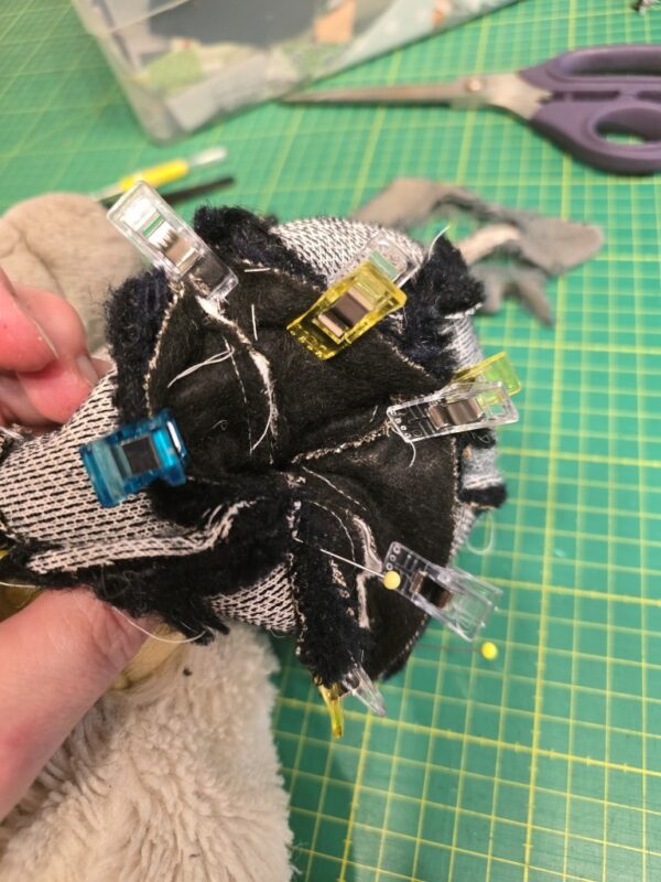 eine Generalsanierung am Stofftier von Julia bezüglich dem Schnabel