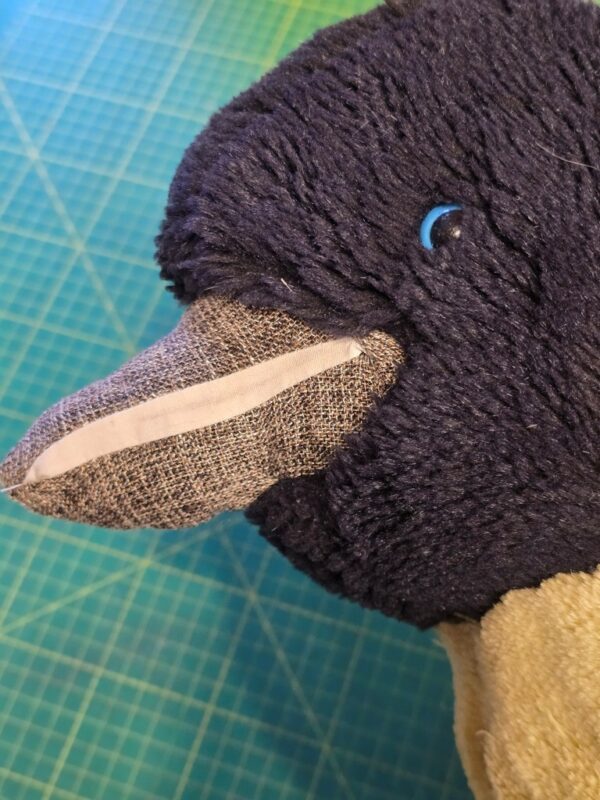 eine Generalsanierung am Stofftier von Julia bezüglich dem Schnabel