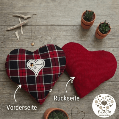 Herzkissen gefertigt aus Kleidung mit 1 Seite aus einem Damenhemd und einem roten Pullover nk. Stickbild