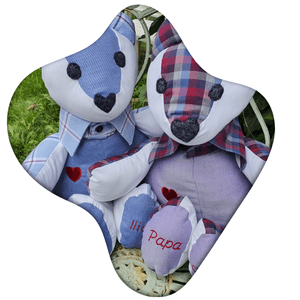 Memorybär aus Babykleidung und Lieblingskleidung, handgenäht und individuell bestickt – Erinnerungsstück aus Kleidung.