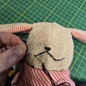 Bei der Stofftierreparatur sticke ich meistens per Hand