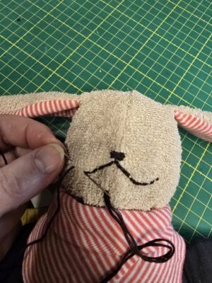 Bei der Stofftierreparatur sticke ich meistens per Hand