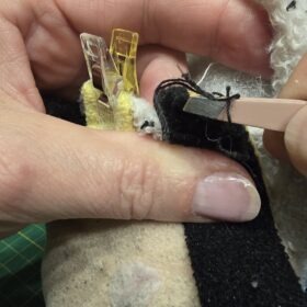 Nähte befreie ich von alten Reparaturversuchen, damit ich neu nacharbeiten kann