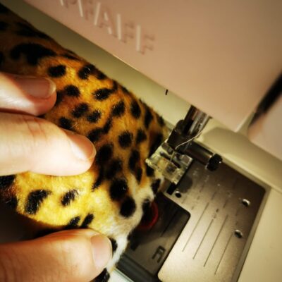 CAT-Noodle – Spielspaß mit natürlicher Füllung Die CAT-Noodle ist ein ca. 20 cm langes und 10 cm breites Katzenspielzeug, gefüllt mit hochwertigen Dinkelspelzen und aromatischer Katzenminze. Die natürliche Füllung sorgt für eine angenehme Haptik, raschelt leicht bei Bewegung und animiert Ihre Katze zum Spielen, Werfen und Festhalten. Durch die flexible, längliche Form eignet sich die Noodle ideal zum Treten mit den Hinterpfoten und zum Herumtragen. Ein langlebiges, nachhaltiges Spielzeug für aktive Katzen – mit extra Duftanreiz für noch mehr Beschäftigung.