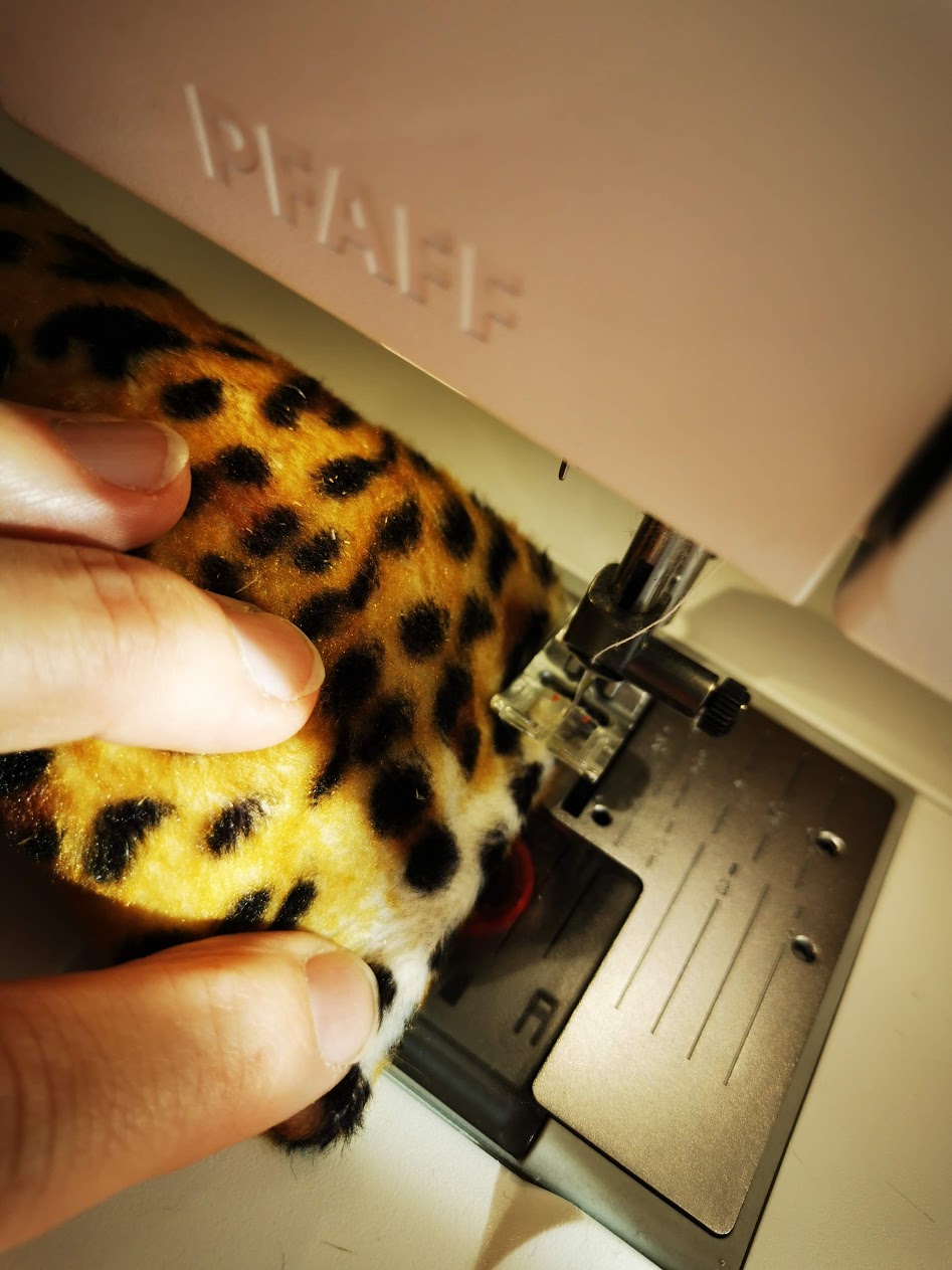 CAT-Noodle – Spielspaß mit natürlicher Füllung Die CAT-Noodle ist ein ca. 20 cm langes und 10 cm breites Katzenspielzeug, gefüllt mit hochwertigen Dinkelspelzen und aromatischer Katzenminze. Die natürliche Füllung sorgt für eine angenehme Haptik, raschelt leicht bei Bewegung und animiert Ihre Katze zum Spielen, Werfen und Festhalten. Durch die flexible, längliche Form eignet sich die Noodle ideal zum Treten mit den Hinterpfoten und zum Herumtragen. Ein langlebiges, nachhaltiges Spielzeug für aktive Katzen – mit extra Duftanreiz für noch mehr Beschäftigung.