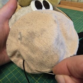 Augen werden nachgezeichnet, Mund nachgestickt