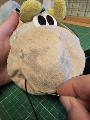 Kleinere Reparaturen, wie Plastikaugen nachgezeichnet, Mund nachgesticken