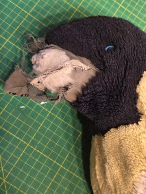 ein zerrissener Schnabel von Julias Pinguin Stofftier muß restauriert werden