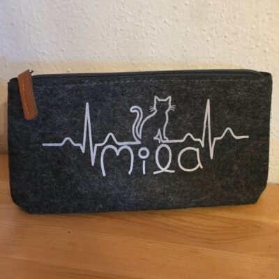 Filztäschchen mit persönlichem Namen und Herzschlag für Katzen geplottet
