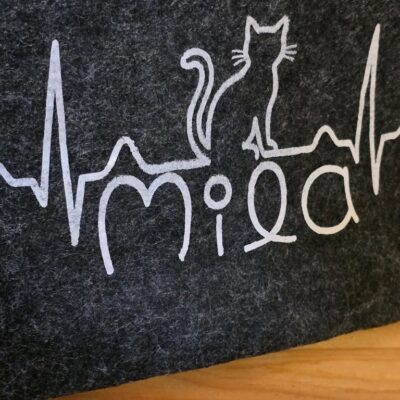 Filztäschchen mit persönlichem Namen und Herzschlag für Katzen geplottet