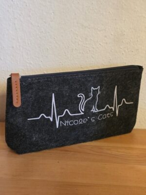 Filztäschchen mit persönlichem Namen und Herzschlag für Katzen geplottet