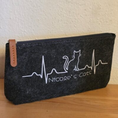 Filztäschchen mit persönlichem Namen und Herzschlag für Katzen geplottet