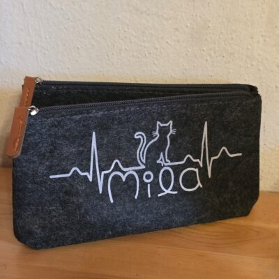Filztäschchen mit persönlichem Namen und Herzschlag für Katzen geplottet