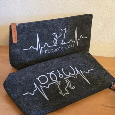 Filztäschchen mit persönlichem Namen und Herzschlag für Katzen geplottet