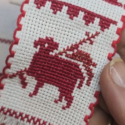 Handgesticktes Osterfähnchen mit IHS und Osterlamm. Doppelseitig bestickt, mit feinen Goldakzenten. Traditionelle, ruhige Handarbeit – ideal für Osterlammkuchen und Osterdeko.