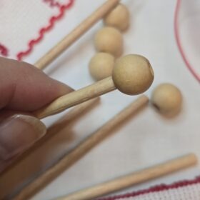 Herstellung des handgesticktes Osterfähnchen mit IHS und Osterlamm. Doppelseitig bestickt, mit feinen Goldakzenten. Traditionelle, ruhige Handarbeit – ideal für Osterlammkuchen und Osterdeko.
