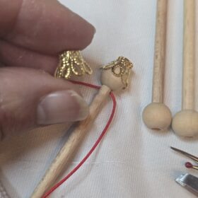 Herstellung des handgesticktes Osterfähnchen mit IHS und Osterlamm. Doppelseitig bestickt, mit feinen Goldakzenten. Traditionelle, ruhige Handarbeit – ideal für Osterlammkuchen und Osterdeko.