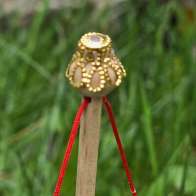 Details des Handgesticktes Osterfähnchen mit IHS und Osterlamm. Doppelseitig bestickt, mit feinen Goldakzenten. Traditionelle, ruhige Handarbeit – ideal für Osterlammkuchen und Osterdeko.