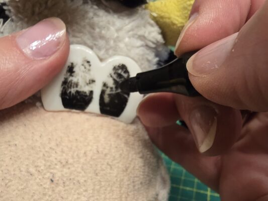 Bei Wiederherstellungen und Reparaturen von Stofftieren sind oft die Augen verkratzt oder abgewetzt und können nachgezeichnet werden.