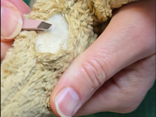 Meistens kommen auch Pinzetten zum Einsatz für vorsichtiges Beabeiten von Stofftieren bei der Reparatur